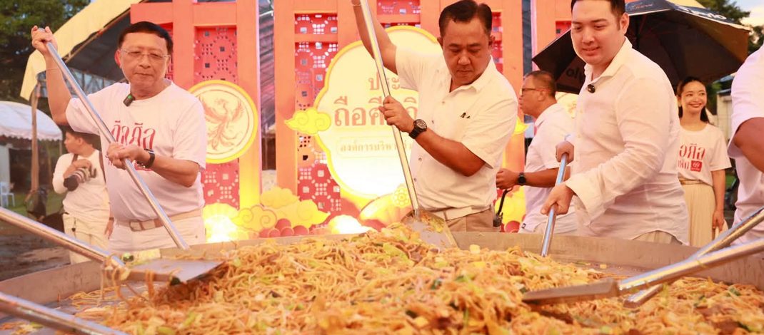 พังงา-ประเพณีถือศีลกินผักพังงาสุดคึกคัก ผัดหมี่มงคลกระทะยักษ์ เปิดงานอิ่มบุญ9บาท ตลาดกระโสม จ่าย9บาทกินอาหารเจไม่อั้น88ซุ้ม