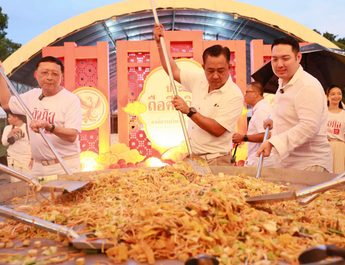 พังงา-ประเพณีถือศีลกินผักพังงาสุดคึกคัก ผัดหมี่มงคลกระทะยักษ์ เปิดงานอิ่มบุญ9บาท ตลาดกระโสม จ่าย9บาทกินอาหารเจไม่อั้น88ซุ้ม