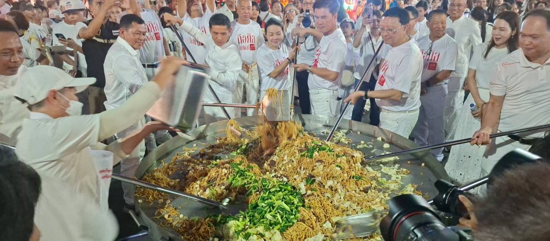 พังงา-ถือศีลกินผักคึกคัก ผู้ว่าพังงานำทีมผัดหมี่มงคลกระทะยักษ์ เปิดงาน “อิ่มบุญ 9 บาท” ตลาดพังงา คนแห่ร่วมงานหลายพันคน