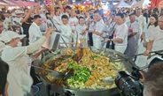 พังงา-ถือศีลกินผักคึกคัก ผู้ว่าพังงานำทีมผัดหมี่มงคลกระทะยักษ์ เปิดงาน “อิ่มบุญ 9 บาท” ตลาดพังงา คนแห่ร่วมงานหลายพันคน
