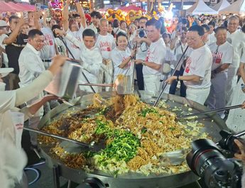 พังงา-ถือศีลกินผักคึกคัก ผู้ว่าพังงานำทีมผัดหมี่มงคลกระทะยักษ์ เปิดงาน “อิ่มบุญ 9 บาท” ตลาดพังงา คนแห่ร่วมงานหลายพันคน