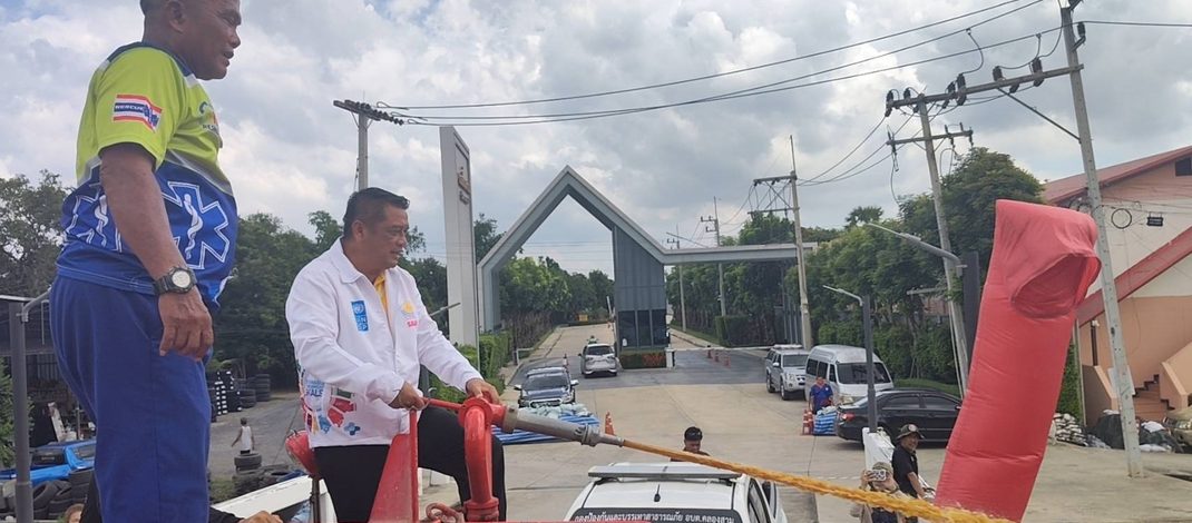 ปทุมธานี เร่งฉีดน้ำอีเอ็มและโยนอีเอ็มบอลบำบัดน้ำเน่าเสียหลังส่งกลิ่นเหม็นมานานกว่าเดือน