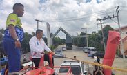 ปทุมธานี เร่งฉีดน้ำอีเอ็มและโยนอีเอ็มบอลบำบัดน้ำเน่าเสียหลังส่งกลิ่นเหม็นมานานกว่าเดือน