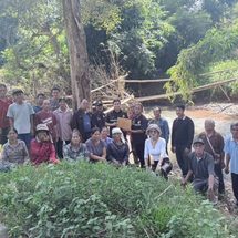 ชาวบ้าน 3 หมู่บ้าน รอคอยสะพานข้ามลำน้ำสมุนกว่า 50 ปี! สว.มังกร ลงพื้นที่บ้านห้วยปุก รับหนังสือผลักดันงบฯ สร้างสะพานคอนกรีต แก้ปัญหาสัญจรลำบาก กระทบประชาชนเกือบ 2,000 คน