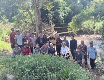 ชาวบ้าน 3 หมู่บ้าน รอคอยสะพานข้ามลำน้ำสมุนกว่า 50 ปี! สว.มังกร ลงพื้นที่บ้านห้วยปุก รับหนังสือผลักดันงบฯ สร้างสะพานคอนกรีต แก้ปัญหาสัญจรลำบาก กระทบประชาชนเกือบ 2,000 คน