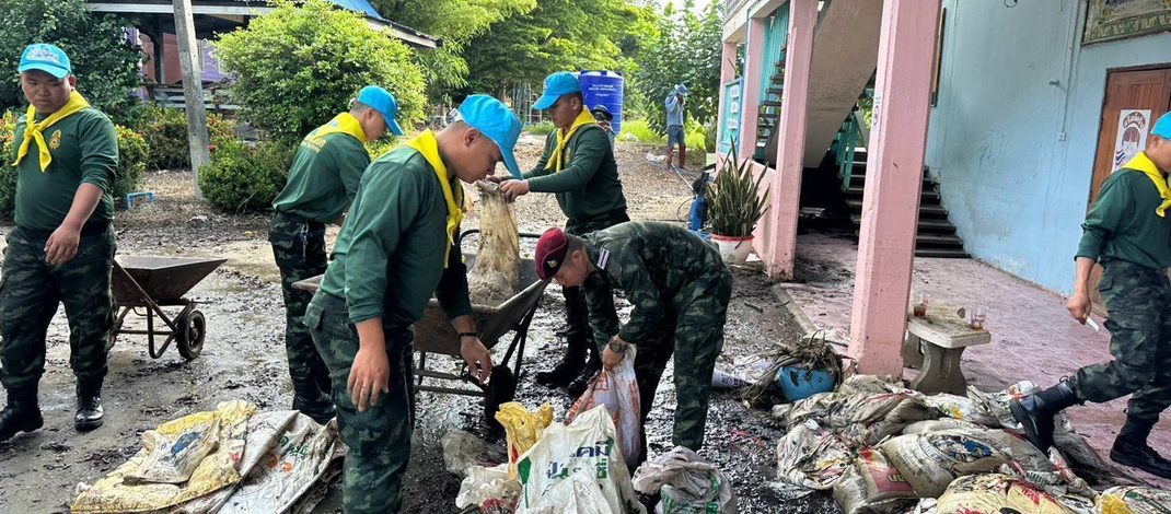 ลพบุรี ทหารรบพิเศษ ไม่ทิ้งประชาชน นำจิตอาสา ผนึกกำลังฟื้นฟูสถานศึกษา หลังน้ำลด