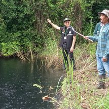 ปราจีนบุรี กลุ่มปราจีนเข้มแข็งตรวจสอบคราบน้ำมันสีรุ้งในนาข้าว