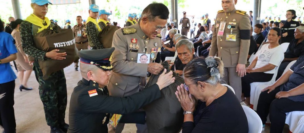 กาญจนบุรี : พระบาทสมเด็จพระเจ้าอยู่หัว ทรงพระกรุณาโปรดเกล้าฯ ให้ องคมนตรี เชิญสิ่งของพระราชทานมอบแก่ประชาชนผู้ประสบอุทกภัย ในพื้นที่จังหวัดกาญจนบุรี