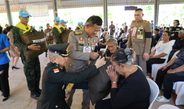 กาญจนบุรี : พระบาทสมเด็จพระเจ้าอยู่หัว ทรงพระกรุณาโปรดเกล้าฯ ให้ องคมนตรี เชิญสิ่งของพระราชทานมอบแก่ประชาชนผู้ประสบอุทกภัย ในพื้นที่จังหวัดกาญจนบุรี