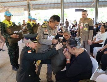 กาญจนบุรี : พระบาทสมเด็จพระเจ้าอยู่หัว ทรงพระกรุณาโปรดเกล้าฯ ให้ องคมนตรี เชิญสิ่งของพระราชทานมอบแก่ประชาชนผู้ประสบอุทกภัย ในพื้นที่จังหวัดกาญจนบุรี