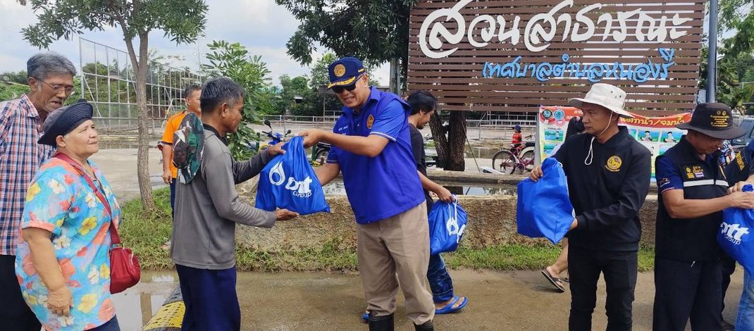 กาญจนบุรี : เร่งเก็นกู้แพล่องแพพัก จำนวน 6 หลัง ที่หลุดไปติดสะพานแม่กลอง ส่วนจุดสกายวอล์คกาญจน์ ร้านค้ายังคึกคัก ปภ.แจ้งเตือนด่วนผ่าน Cell Broadcast! เขื่อนท่าทุ่งนาเตรียมระบายน้ำ ระดับพุ่ง 1-1.5 เมตร ชาวบ้านริมน้ำผวา ประธานสภาท่องเที่ยวจังหวัดกาญจนบุรี ไลท์สดแจ้งเตือนทันที