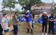 กาญจนบุรี : เร่งเก็นกู้แพล่องแพพัก จำนวน 6 หลัง ที่หลุดไปติดสะพานแม่กลอง ส่วนจุดสกายวอล์คกาญจน์ ร้านค้ายังคึกคัก ปภ.แจ้งเตือนด่วนผ่าน Cell Broadcast! เขื่อนท่าทุ่งนาเตรียมระบายน้ำ ระดับพุ่ง 1-1.5 เมตร ชาวบ้านริมน้ำผวา ประธานสภาท่องเที่ยวจังหวัดกาญจนบุรี ไลท์สดแจ้งเตือนทันที