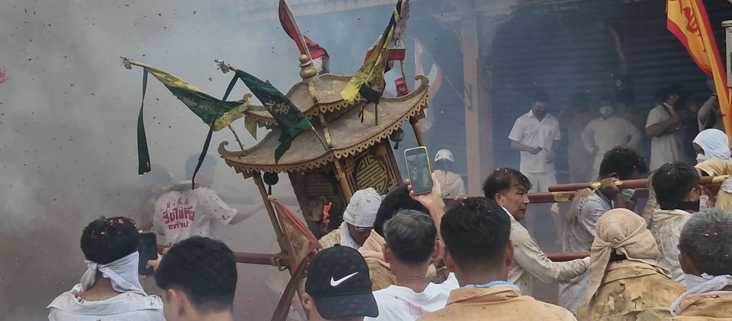 พังงา – ขบวนแห่พระ 6 ค่ำวันสุดท้ายเทศกาลกินเจคึกคักจุดประทัดนับล้านนัด ประชาชนร่วมชมขบวนจำนวนมาก