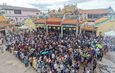 จ.ตราด มืดฟ้ามัวดิน! ประชาชนกว่า 2,000 คน แห่รับแจกข้าวสารวันสิ้นสุดกินเจ หมดเกลี้ยงใน 20 นาที