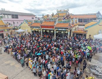 จ.ตราด มืดฟ้ามัวดิน! ประชาชนกว่า 2,000 คน แห่รับแจกข้าวสารวันสิ้นสุดกินเจ หมดเกลี้ยงใน 20 นาที