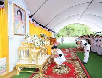 จังหวัดประจวบคีรีขันธ์ จัดพิธีบำเพ็ญกุศลอุทิศถวายและพิธีถวายดอกไม้จันทน์ภาคประชาชนตัวแทน เนื่องในวันคล้ายวันสวรรคต สมเด็จพระนางเจ้าสิริกิติ์ พระบรมราชินีนาถ พระบรมราชชนนีพันปีหลวง (24 ตุลาคม)