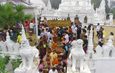 พุทธศาสนิกชนและนักท่องเที่ยวร่วมตักบาตรเทโวโรหณะพระสงฆ์ 120 รูปที่วัดพระธาตุดอยกองมู