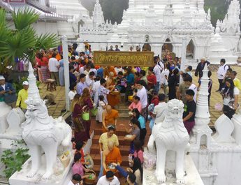 พุทธศาสนิกชนและนักท่องเที่ยวร่วมตักบาตรเทโวโรหณะพระสงฆ์ 120 รูปที่วัดพระธาตุดอยกองมู