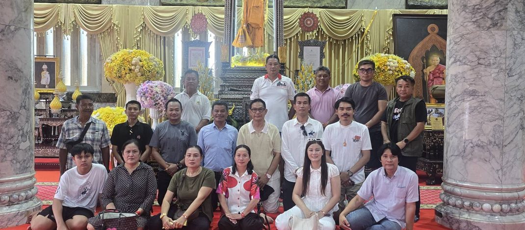 พงษ์เทพ นายก อบต. มิตรภาพ สื่อมวลชล กำนัน ผุ้ใหญ่บ้าน และ สท. ร่วมถวายภัตตาหารเพลคณะสงฆ์หมุ่ใหญ่ ในโคลงการธรรมะสัญจรพร้อมถวายเก้าอี้หลุยส์