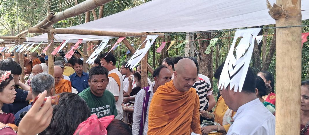 กาญจนบุรี : เทศกาลออกพรรษาพุทธศาสนิกชนเนืองแน่น! สังขละบุรี ร่วมสืบสานประเพณีตักบาตรเทโว ชูเอกลักษณ์ซุ้มทางเดินไม้ไผ่ยาวกว่า 700 เมตร ณ ลานเจดีย์พุทธคยา วัดวังก์วิเวการาม