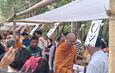 กาญจนบุรี : เทศกาลออกพรรษาพุทธศาสนิกชนเนืองแน่น! สังขละบุรี ร่วมสืบสานประเพณีตักบาตรเทโว ชูเอกลักษณ์ซุ้มทางเดินไม้ไผ่ยาวกว่า 700 เมตร ณ ลานเจดีย์พุทธคยา วัดวังก์วิเวการาม