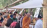 กาญจนบุรี : เทศกาลออกพรรษาพุทธศาสนิกชนเนืองแน่น! สังขละบุรี ร่วมสืบสานประเพณีตักบาตรเทโว ชูเอกลักษณ์ซุ้มทางเดินไม้ไผ่ยาวกว่า 700 เมตร ณ ลานเจดีย์พุทธคยา วัดวังก์วิเวการาม