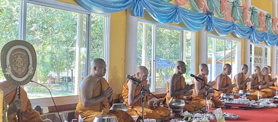 ตราด พุทธศาสนิกชนร่วมตักบาตรเทโวล่วงหน้า วัดตะกาดร่วมสุข สืบสานประเพณีวันออกพรรษา