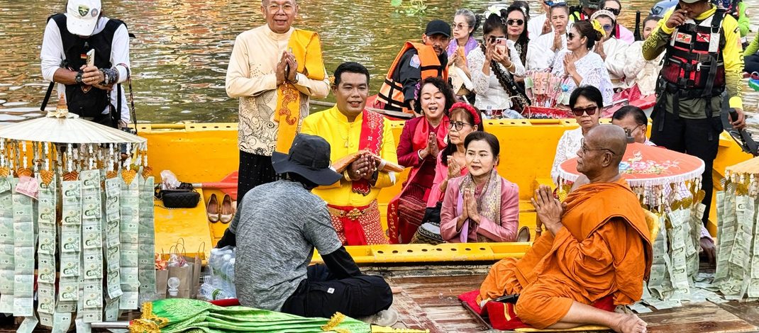 ลพบุรี อลังการสืบสานประเพณีลอยผ้าป่าทางเรือชาวมอญบางขันหมากลพบุรี