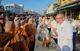 นครพนม จัดพิธีตักบาตรเทโวโรหณะริมโขง ผู้ว่าฯ นำพุทธศาสนิกชนสืบสานประเพณีออกพรรษา 2569