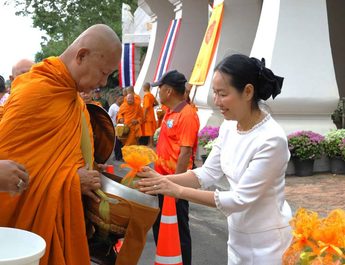 ประจวบฯ จัดงานประเพณีตักบาตรเทโว เขาช่องกระจก สืบสานวัฒนธรรมไทย ส่งเสริมการท่องเที่ยว