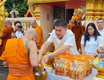 ผู้ว่าฯ พังงา พร้อมพุทธศาสนิกชน ทำบุญตักบาตรเทโวโรหณะ สืบสานประเพณีไทย