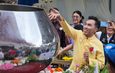 ลพบุรี สืบสานประเพณีตักบาตรข้าวต้มลูกโยน ชมดอกวานรพักตร์
