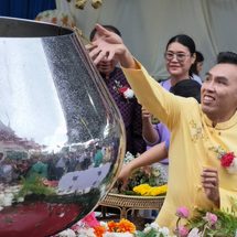 ลพบุรี สืบสานประเพณีตักบาตรข้าวต้มลูกโยน ชมดอกวานรพักตร์