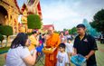 พุทธศาสนิกชนพร้อมใจ ร่วมพิธีตักบาตรเทโวโรหณะ วัดไผ่ล้อมพระอารามหลวง จังหวัดนครปฐม