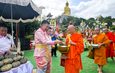 ลพบุรี หนึ่งเดียวในโลกสืบสานประเพณีตักบาตรเทโวโรหระฟักทอง