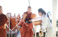สกลนคร พุทธศาสนิกชนร่วมตักบาตรเทโวและฟังธรรม ณ เกาะดอนสวรรค์ เสริมสิริมงคลหลังออกพรรษา