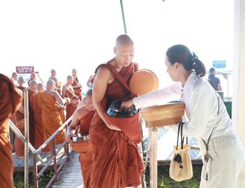 สกลนคร พุทธศาสนิกชนร่วมตักบาตรเทโวและฟังธรรม ณ เกาะดอนสวรรค์ เสริมสิริมงคลหลังออกพรรษา