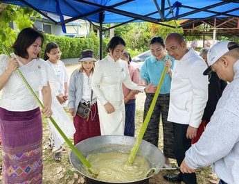 รองผู้ว่านกวนข้าวปาด ไปทำบุญใส่บาตรหลังวันออกพรรษา หวานโบราณ
