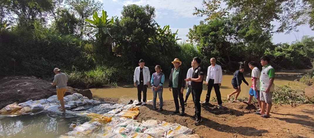 น่าน – สส.ประสิทธิ์ ลงพื้นที่บ้านป่าแดด รับฟังความเดือดร้อนชาวบ้านกว่า 1,000 คนประสบปัญหาขาดแคลนน้ำ เร่งประสานแก้ระบบประปา–ขุดลอกลำน้ำพงษ์