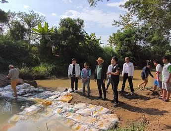 น่าน – สส.ประสิทธิ์ ลงพื้นที่บ้านป่าแดด รับฟังความเดือดร้อนชาวบ้านกว่า 1,000 คนประสบปัญหาขาดแคลนน้ำ เร่งประสานแก้ระบบประปา–ขุดลอกลำน้ำพงษ์