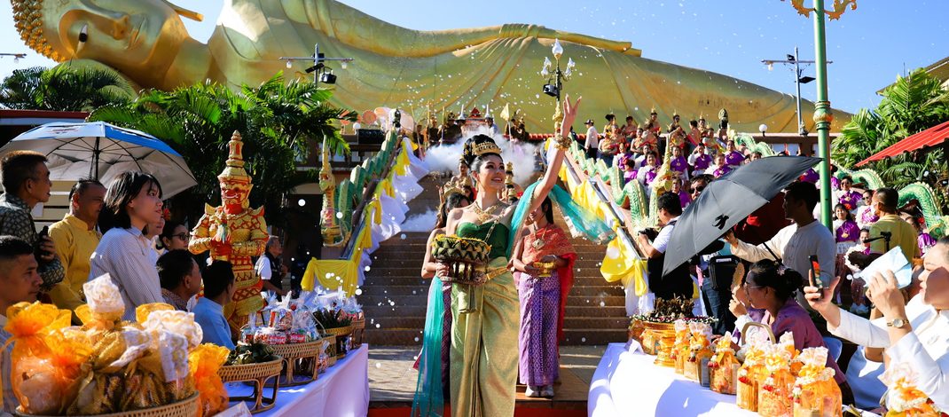 ลพบุรี สืบสานประเพณีตักบาตรเทโวโรหณะวันออกพรรษา นมัสการพระพุทธไสยาสน์