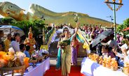 ลพบุรี สืบสานประเพณีตักบาตรเทโวโรหณะวันออกพรรษา นมัสการพระพุทธไสยาสน์