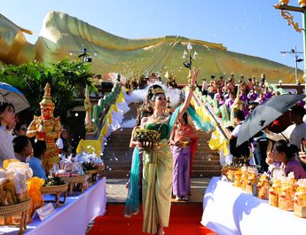 ลพบุรี สืบสานประเพณีตักบาตรเทโวโรหณะวันออกพรรษา นมัสการพระพุทธไสยาสน์