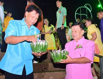 กาญจนบุรี – ยิ่งใหญ่เทศบาลตำบลทองผาภูมิ จับมือชุมชนทองผาภูมิ จัดกิจสืบสานประเพณีลอยกระทง “แควน้อยร้อยดวงใจ แม่ธารใสไหลประทีป” ระหว่างวันที่ 23-24 พ.ย.2569 ที่บริเวณสวนเฉลิมพระเกียรติ ร.9 ท่าน้ำพบกับการประกวดหนูน้อยลอยกระทง การแสดงดนตรี การแสดงวัฒนธรรมจากชนเผ่าต่างๆ 9 ชนเผ่า และกิจกรรมต่างๆมากมาย