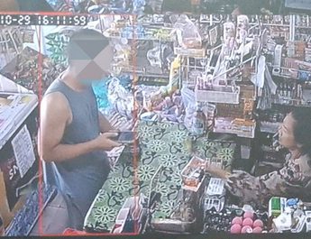 ปราจีนบุรี วงจรปิดจับภาพหนุ่มมือไวฉกบุหรี่ร้านสะดวกซื้อ