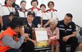 รองผู้ว่าฯ ประจวบคีรีขันธ์ ลงพื้นที่เยี่ยมให้กำลังใจ พร้อมมอบถุงยังชีพช่วยเหลือประชาชนผู้ประสบภัยน้ำท่วมในพื้นที่อำเภอบางสะพาน