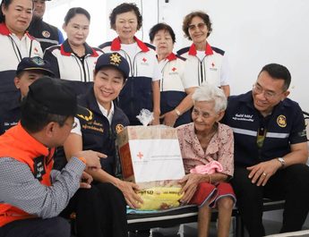 รองผู้ว่าฯ ประจวบคีรีขันธ์ ลงพื้นที่เยี่ยมให้กำลังใจ พร้อมมอบถุงยังชีพช่วยเหลือประชาชนผู้ประสบภัยน้ำท่วมในพื้นที่อำเภอบางสะพาน