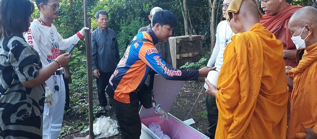 ปราจีนบุรี พ่อแม่ขุดศพลูกที่ฝังไว้นาน 5 ปี หลังชาวบ้านแจ้งได้ยินเสียงคล้ายเด็กร้องไห้