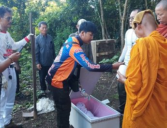 ปราจีนบุรี พ่อแม่ขุดศพลูกที่ฝังไว้นาน 5 ปี หลังชาวบ้านแจ้งได้ยินเสียงคล้ายเด็กร้องไห้