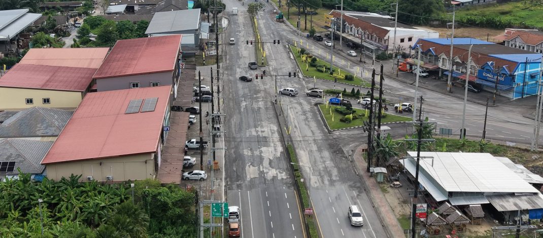 พังงา-ประชาชนร้องเรียนได้รับผลกระทบจากโครงการปรับปรุงถนนบริเวณแยกอู่เรือ 2 เดือดร้อนทั้งผู้ใช้ทางและร้านค้าสองข้างทาง ด้านเทศบาลลงพื้นที่ประสานผู้รับเหมาเร่งแก้ไข
